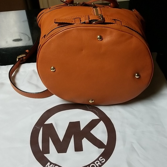 Michael Kors Bucket - Picture 4 of 16